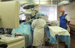 Нейрохирурги БСМП впервые в Томске выполнили редкую эндоскопическую операцию на позвоночнике